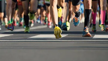 Läuferinnen und Läufer auf der Straße.