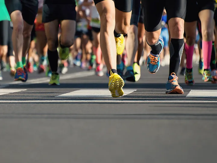 Läuferinnen und Läufer auf der Straße.