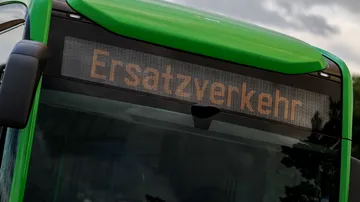 Wegen Bauarbeiten kommt es zu einer Sperrpause für die Stadtbahnen auf der Linie 4. Die Bahnen können am Sonntag, 17. Mai 2026, den Streckenabschnitt ab der Haltestelle „Freudenthalstraße“ bis zum Endpunkt „Garbsen“ nicht bedienen.