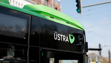 Wegen des Christopher Street Day Hannover (CSD) 2026 werden am Wochenende mehrere ÜSTRA Buslinien im Innenstadtbereich umgeleitet. Die Bushaltestelle „Kröpcke“ entfällt. 