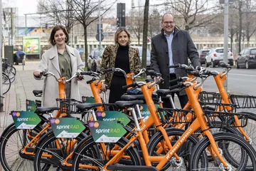 Rebecca Herth, Elke van Zadel und Ulf-Birger Franz mit den neuen sprintRÄDERN 