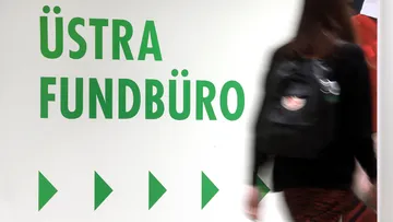 A person from the back, walking towards the ÜSTRA lost and found office 