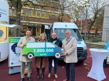 Freuen sich über 1.000.000 sprinti-Fahrten: Regionspräsident Steffen Krach, ÜSTRA-Vorständin Elke van Zadel, sprinti-Fahrer Patrick Gansauge und Wunstorfs Bürgermeister Carsten Piellusch (v.l.)