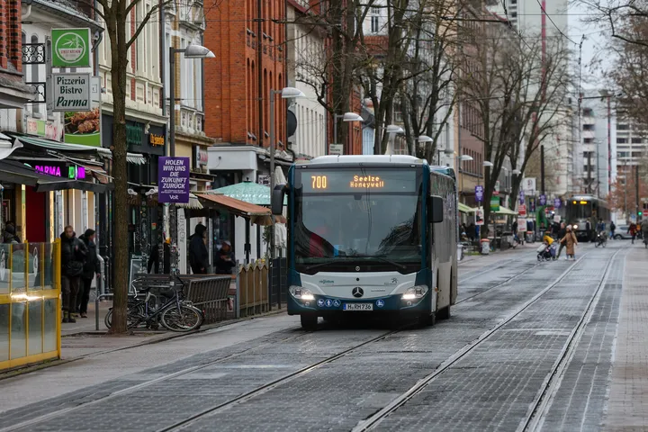 Ein Bus der Linie 700 mit Fahrtrichtung Seelze fährt auf der Limmerstraße.