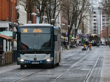 Ein Bus der Linie 700 mit Fahrtrichtung Seelze fährt auf der Limmerstraße.