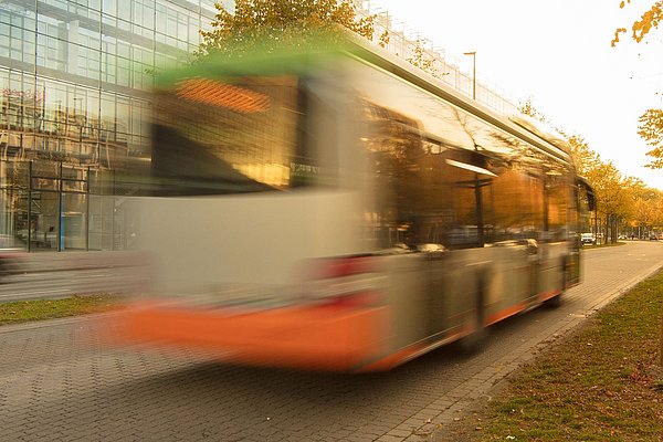 Bild von einem fahrenden ÜSTRA Bus in der Innenstadt