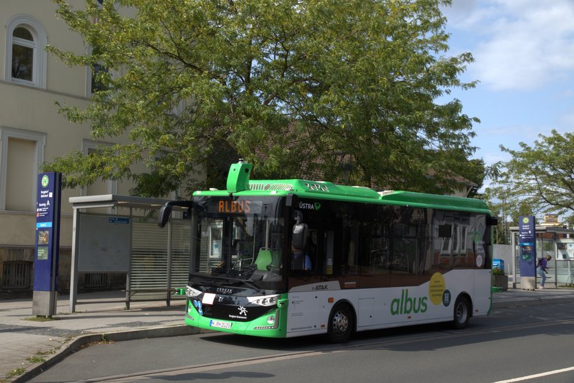 Seitliche Aufnahme vom ÜSTRA Albus an der Haltestelle Burgdorf Bahnhof