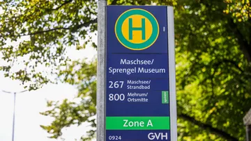 Während des Maschseefests bringt die ÜSTRA Sonderbuslinie 267 die Besucherinnen und Besucher mehrmals pro Stunde zum Seeufer. Außerdem ist die entspannte An- und Abreise mit weiteren ÜSTRA Bus- und Stadtbahnlinien möglich. Wegen „Die Finals 2026“ werden mehrere ÜSTRA Buslinien umgeleitet. 