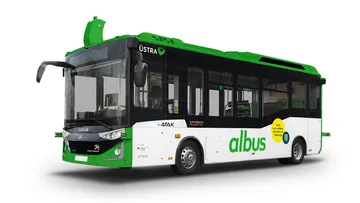 Ein Bus Bus des Modells „KARSAN autonomous e-ATAK“ des Herstellers KARSAN. Er ist grün und weiß beklebt. An der Seite steht albus