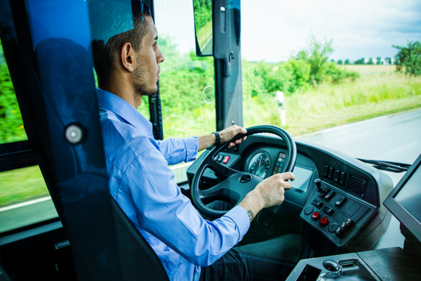 Ein Mann fährt einen Bus.