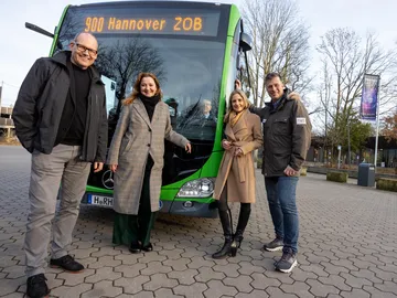 ÜSTRA Pressetermin Linie 900 auf neur Strecke mit Ulf-Birger Franz, Denise Hain, Elke van Zadel und Andreas Casdorff