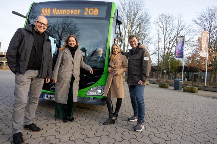 ÜSTRA Pressetermin Linie 900 auf neur Strecke mit Ulf-Birger Franz, Denise Hain, Elke van Zadel und Andreas Casdorff