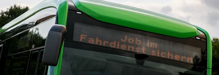 ÜSTRA Bus mit Busanzeige "Job im Fahrdienst sichern"