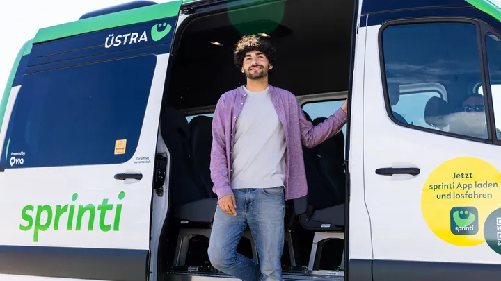 Fahrgast steigt aus ÜSTRA sprinti aus
