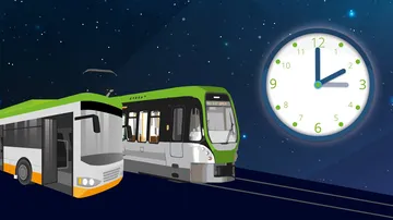 Zu sehen ist eine Grafik mit dunkelblauem Hintergrund. Links im Bild sind ein gemalter ÜSTRA Bus und eine ÜSTRA Stadtbahn zu sehen. Rechts im Bild ist sehr präsent eine große Uhr zu sehen, deren Zeiger auf 2, bzw. 3 Uhr zeigen und die Zeitumstellung symbolisieren. 