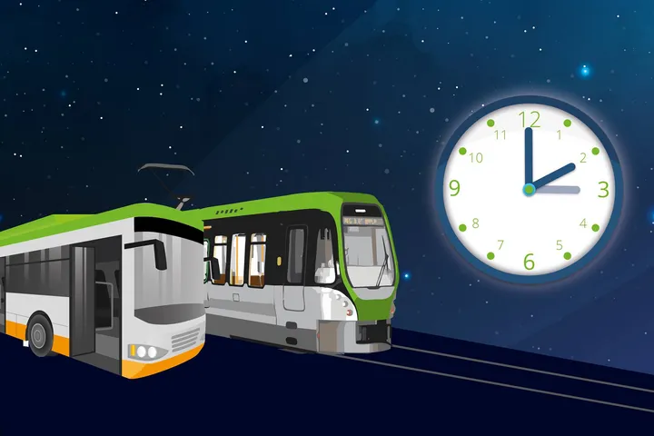 Zu sehen ist eine Grafik mit dunkelblauem Hintergrund. Links im Bild sind ein gemalter ÜSTRA Bus und eine ÜSTRA Stadtbahn zu sehen. Rechts im Bild ist sehr präsent eine große Uhr zu sehen, deren Zeiger auf 2, bzw. 3 Uhr zeigen und die Zeitumstellung symbolisieren.