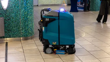 Ein moderner Wischroboter in türkis reinigt die Station Kröpcke vollautomatisch.