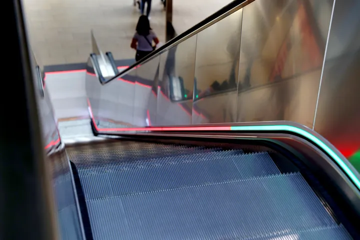 Abgebildet ist eine Rolltreppe in der Innenstadt von Hannover zu einer Tunnelstation der Stadtbahn der ÜSTRA