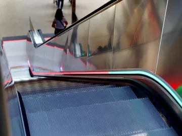 Abgebildet ist eine Rolltreppe in der Innenstadt von Hannover zu einer Tunnelstation der Stadtbahn der ÜSTRA 