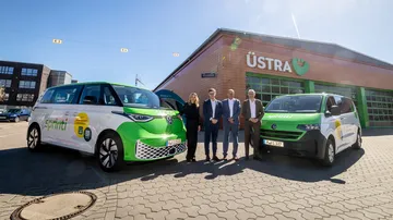 Auf dem ÜSTRA Betriebshof Vahrenwald stehen die Vorstandsvorsitzende der ÜSTRA, Elke van Zadel, der Deutschland-Geschäftsführer von Via, Nils Köster, der Verkehrsdezernenten der Region Hannover, Ulf-Birger Franz, und der CEO von Volkswagen Nutzfahrzeuge, Stefan Mecha (von links nach rechts) vor den Fahrzeug-Modellen ID. Buzz und Caravelle von Volkswagen.