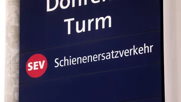 Abbildung eines Haltestellenmasten in Doehren mit einem Hinweis auf einen dort haltenden Schienenersatzverkehr mit Bussen 