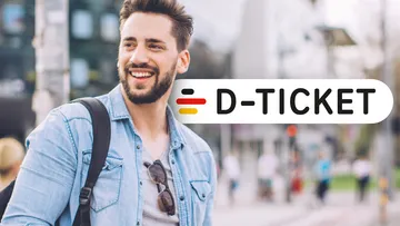 Junger Mann in der Innenstadt mit Rucksack auf dem Rücken und D-Ticket Signet