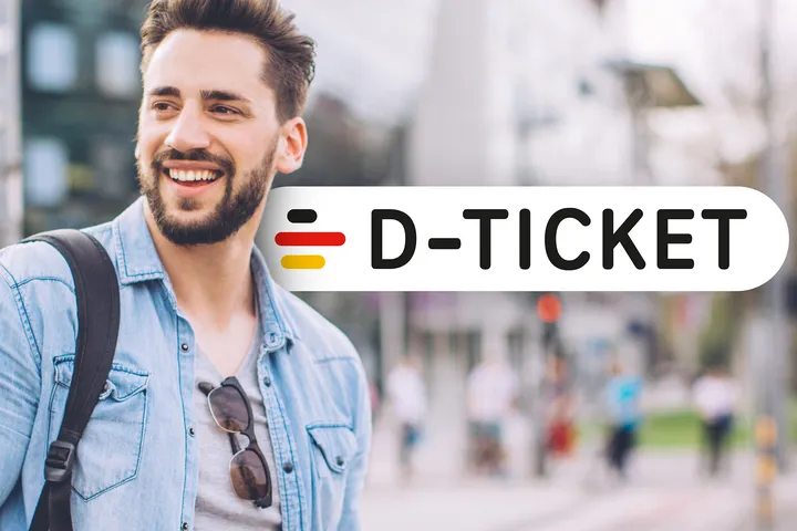 Junger Mann in der Innenstadt mit Rucksack auf dem Rücken und D-Ticket Signet