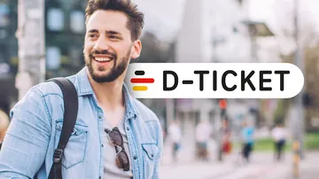 Junger Mann in der Innenstadt mit Rucksack auf dem Rücken und D-Ticket Signet