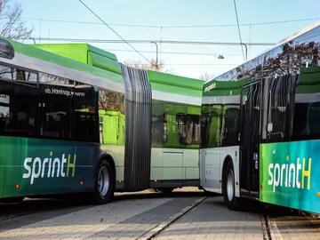 Zwei sprintH Busse stehen auf dem Betriebshof Glocksee.