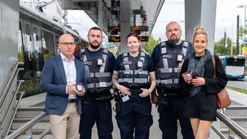 fünf Menschen stehen am Hochbahnsteig 