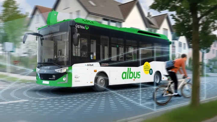 Ein künstlich erzeugtes Bild des albus, der auf einer Straße fährt. Linien die vom Bus zu einem vorausfahrenden Auto und einem nebenherfahrenden Fahrrad führen, symbolisieren die Sensoren, die im Bus verbaut wurden.