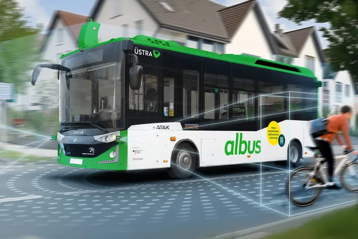 Ein künstlich erzeugtes Bild des albus, der auf einer Straße fährt. Linien die vom Bus zu einem vorausfahrenden Auto und einem nebenherfahrenden Fahrrad führen, symbolisieren die Sensoren, die im Bus verbaut wurden.