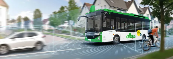 Ein künstlich erzeugtes Bild des albus, der auf einer Straße fährt. Linien die vom Bus zu einem vorausfahrenden Auto und einem nebenherfahrenden Fahrrad führen, symbolisieren die Sensoren, die im Bus verbaut wurden.