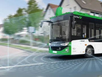 Ein künstlich erzeugtes Bild des albus, der auf einer Straße fährt. Linien die vom Bus zu einem vorausfahrenden Auto und einem nebenherfahrenden Fahrrad führen, symbolisieren die Sensoren, die im Bus verbaut wurden.