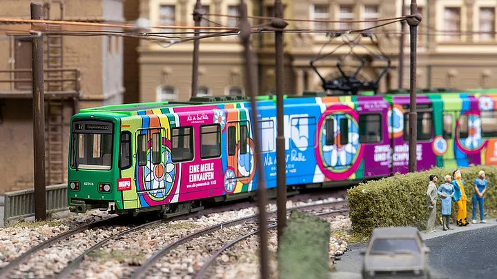 Modell einer Stadtbahn des TW 6226 im Niki de Saint Phalle Design