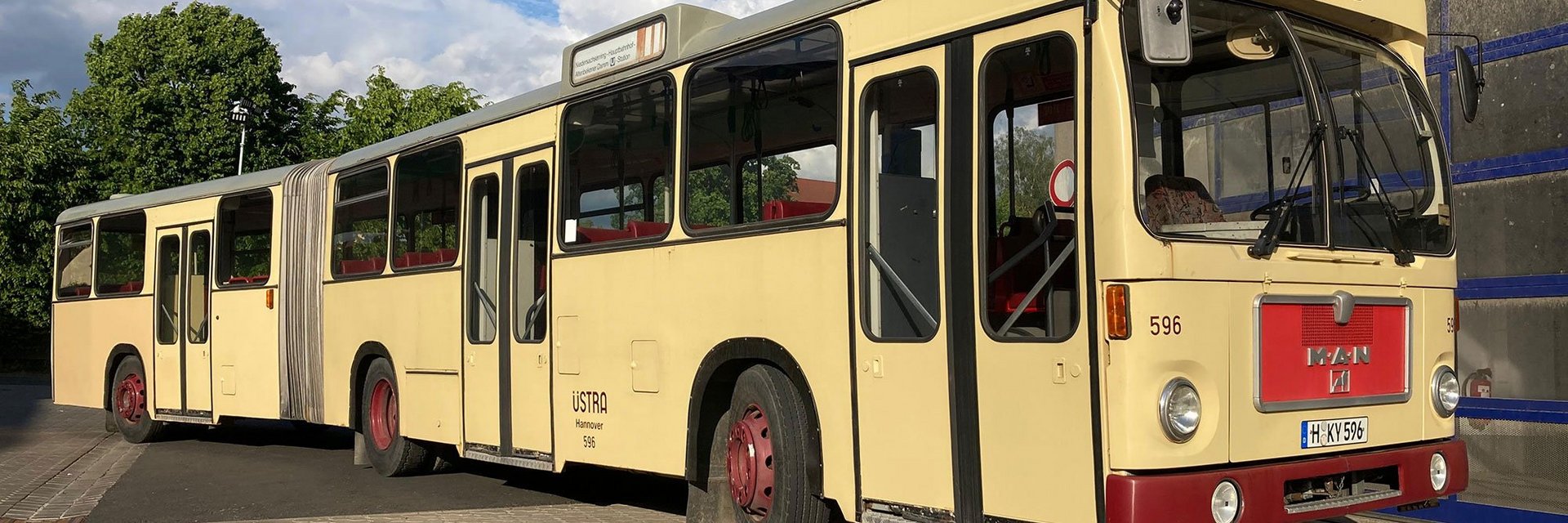 ÜSTRA Oldtimer von MAN mit der Nummer 8596 steht vor einer Garage.
