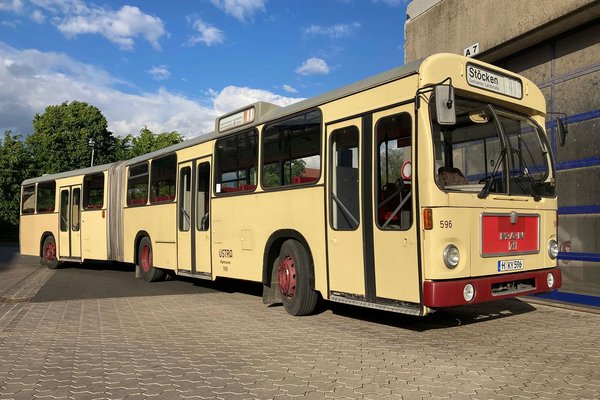 ÜSTRA Oldtimer von MAN mit der Nummer 8596 steht vor einer Garage.