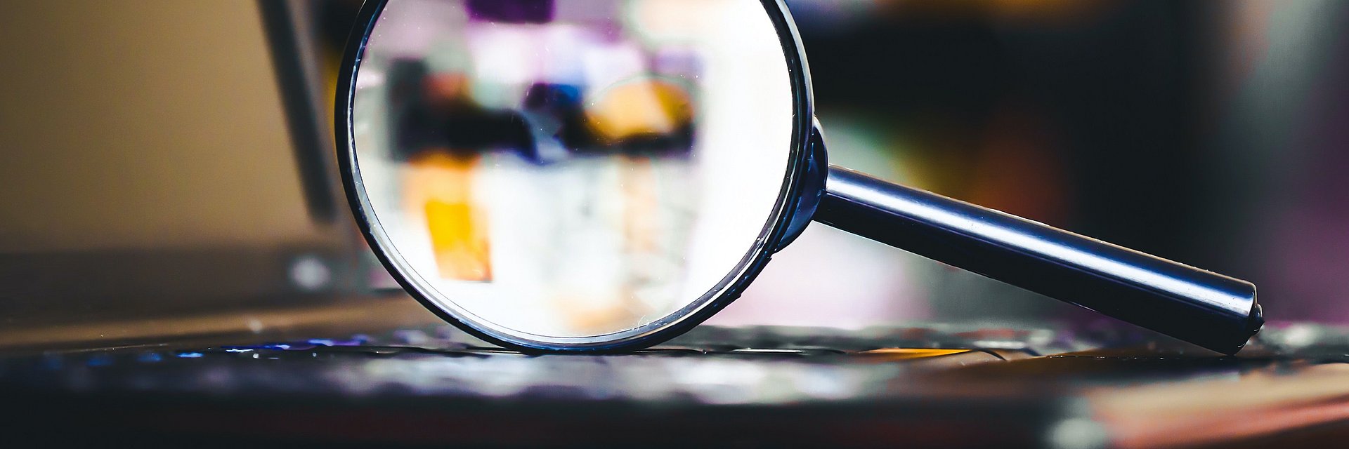 Detailpicture of a magnifying glass on a laptop