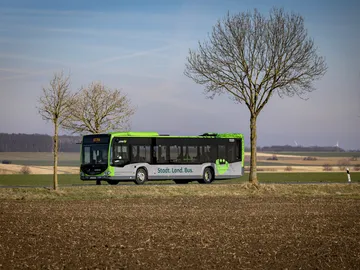 Zu sehen ist ein regiobus in neuem ÜSTRA CD der Überland an Feldern vorbeifährt. Näher der Ortschaft Eldagsen