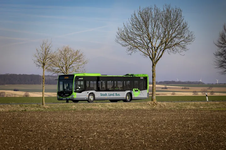 Zu sehen ist ein regiobus in neuem ÜSTRA CD der Überland an Feldern vorbeifährt. Näher der Ortschaft Eldagsen