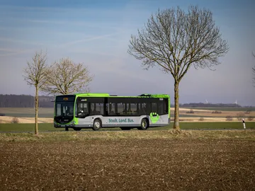 Zu sehen ist ein regiobus in neuem ÜSTRA CD der Überland an Feldern vorbeifährt. Näher der Ortschaft Eldagsen