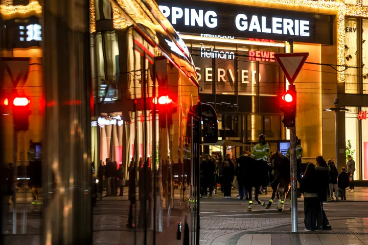 Bus vor dem Hauptbahnhof und Ernst-August-Galerie mit weihnachtlicher Beleuchtung