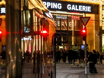 Bus vor dem Hauptbahnhof und Ernst-August-Galerie mit weihnachtlicher Beleuchtung