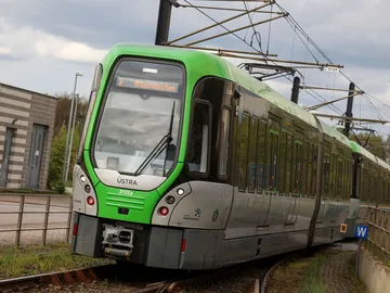 Eine Stadtbahn der Linie 3 am Endpunkt Altwarmbüchen auf dem Weg in die Kehranlage.
