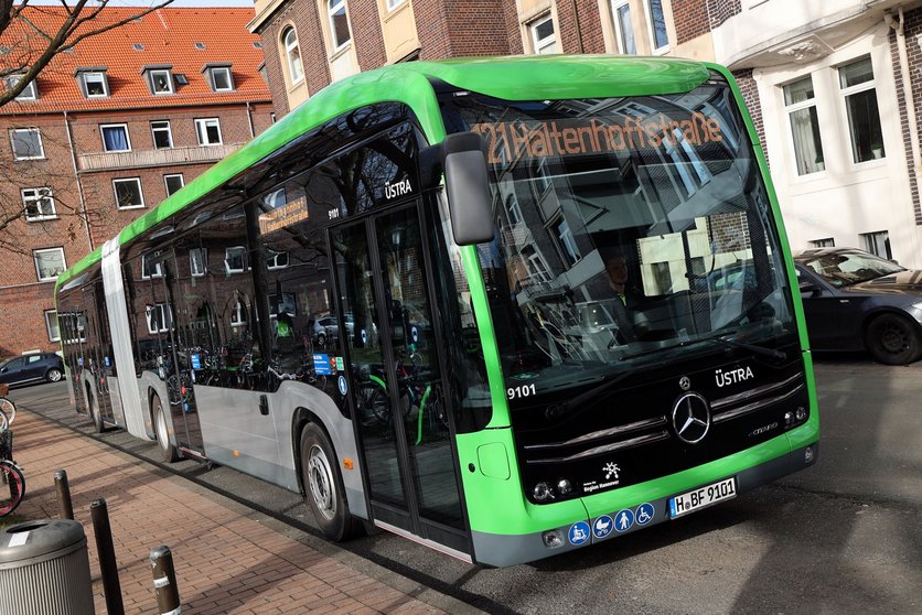 Zur Elektrobusflotte gehören 18 Gelenkbusse des Typs eCitaro.