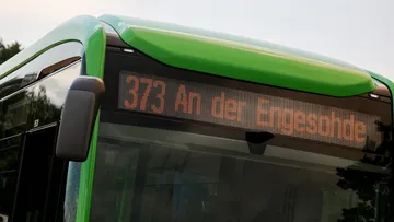 Mit dem Schulstart nach den Herbstferien, ab Montag, 26. Oktober 2026, erhält die Buslinie 373 eine neue Streckenführung. Künftig fahren die Busse in Kirchrode über die Lange-Feld-Straße. Die Haltestelle „Homburgweg“ wird neu eingerichtet.