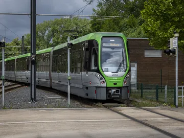 Ein TW3000 fährt als Linie 7 in Richtung Misburg.