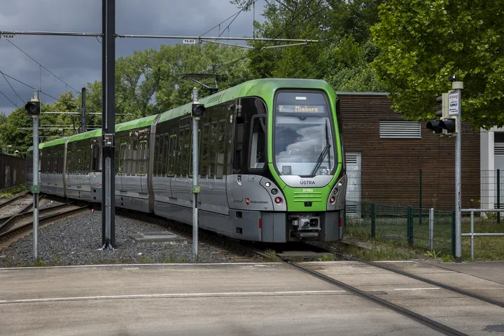 Ein TW3000 fährt als Linie 7 in Richtung Misburg.