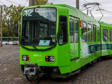 Der TW 6001 steht auf dem Betriebshof. Er wurde anlässlich des 50. Jubiläums der Stadtbahn mit einer Girlande geschmückt.
