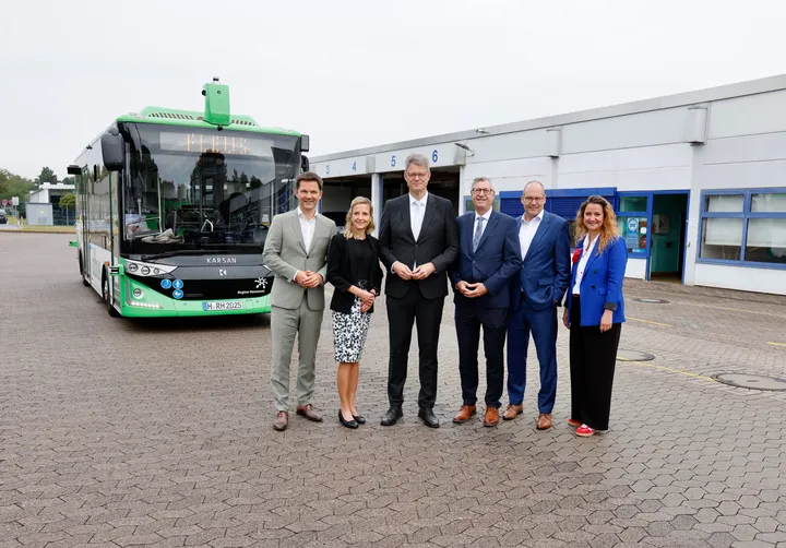 Regionspräsident Steffen Krach, ÜSTRA Vorstandsvorsitzende Elke van Zadel, Bundesverkehrsminister Patrick Schnieder, der Bürgermeister von Burgdorf, Verkehrsdezernent Ulf-Birger Franz und ÜSTRA Vorständin Denise Hain stehen vor dem albus. 